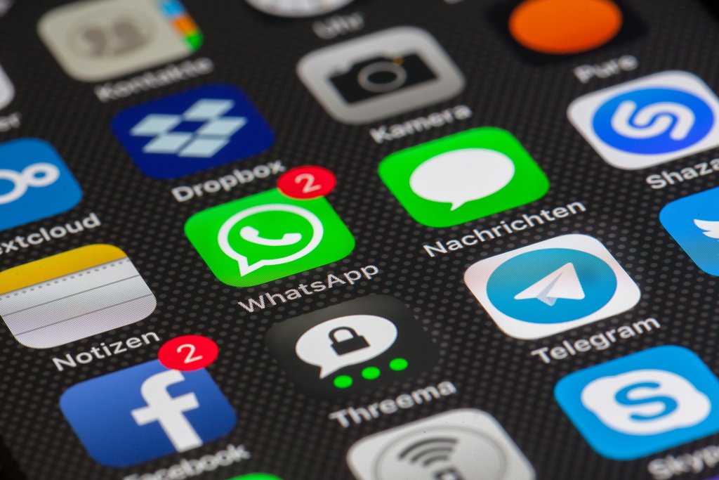 Giovani con lo smartphone, il bisogno di appartenenza che passa dai social
