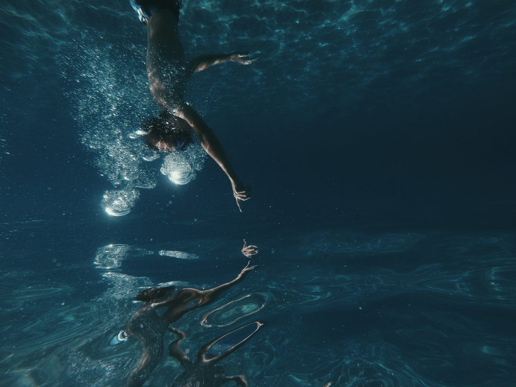 Avvicinamento a una struttura esagonale d'acqua cristallina con sfondo cosmico
