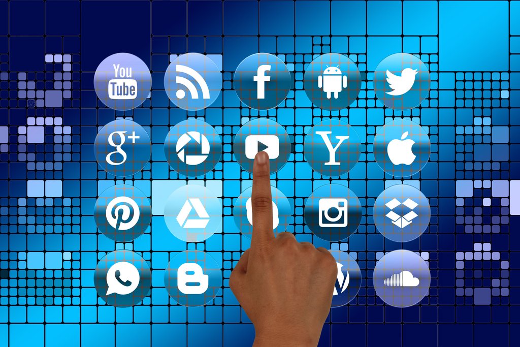 Schermo pieno di notifiche e social, il confronto silenzioso tra vite filtrate