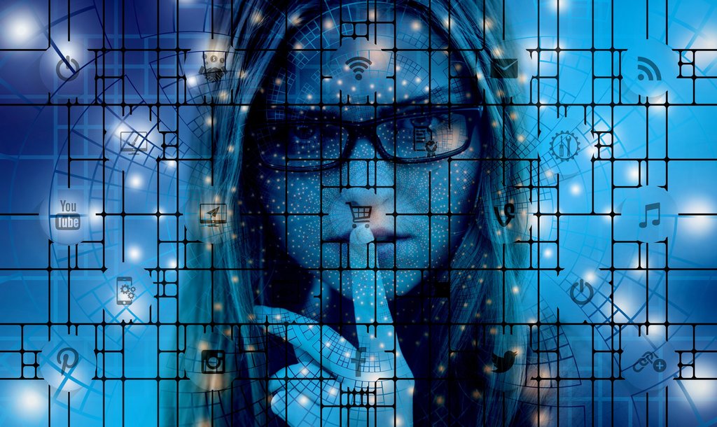 Persona che scorre il feed in penombra, l'uso intensivo dei social e il disagio