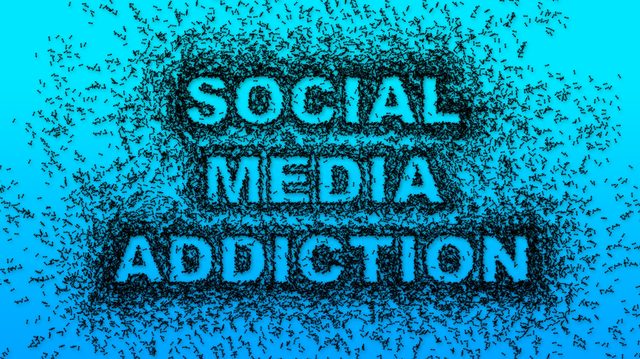 Schermo di social con persone, i bisogni psicologici che ci tengono connessi