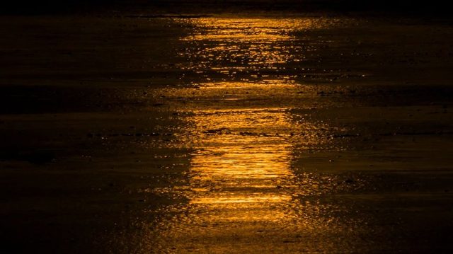 Acqua notturna illuminata, simbolo dei sogni e del subconscio